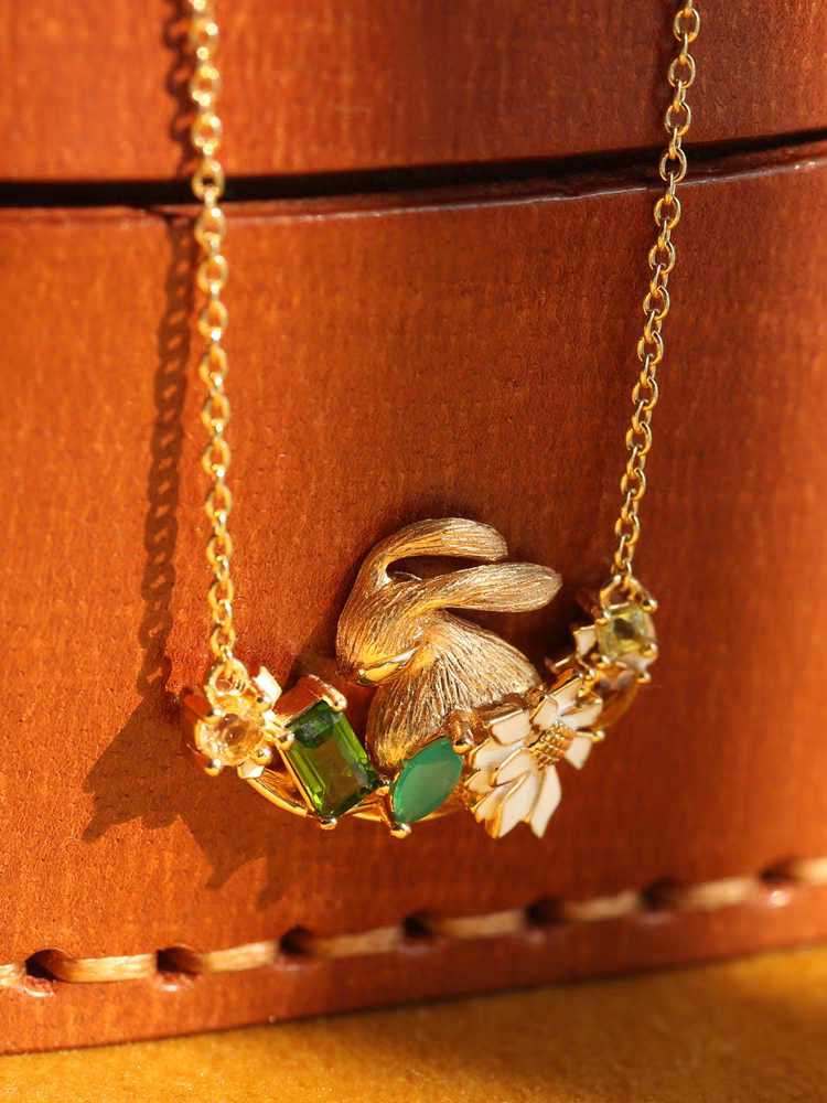 BEFINE Rabbit Necklace - 925 Sterling Silver Gold-Plated Chain with Green Gemstones & Enamel Daisy, Healing Collection for Women, Unique Gift