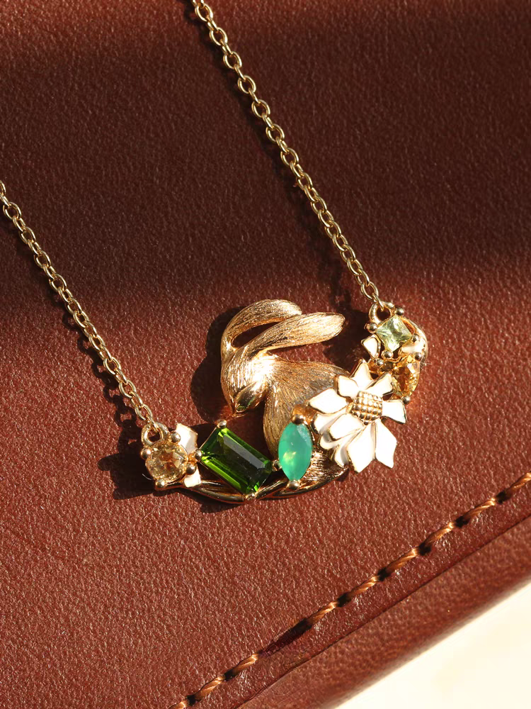 BEFINE Rabbit Necklace - 925 Sterling Silver Gold-Plated Chain with Green Gemstones & Enamel Daisy, Healing Collection for Women, Unique Gift