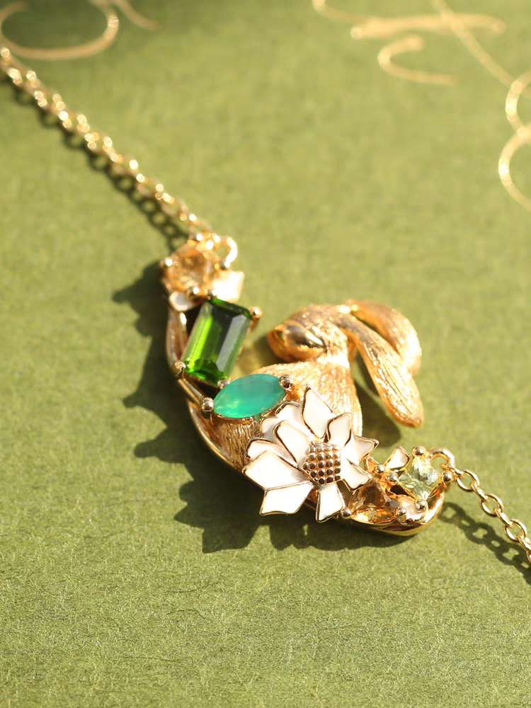 BEFINE Rabbit Necklace - 925 Sterling Silver Gold-Plated Chain with Green Gemstones & Enamel Daisy, Healing Collection for Women, Unique Gift