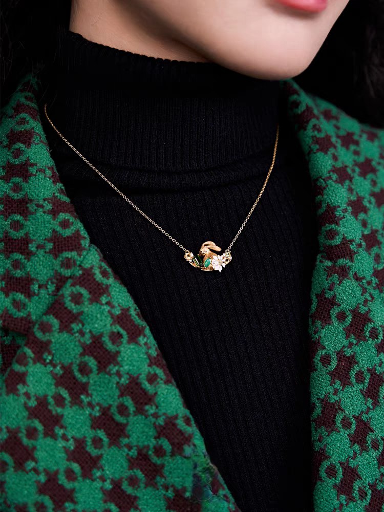 BEFINE Rabbit Necklace - 925 Sterling Silver Gold-Plated Chain with Green Gemstones & Enamel Daisy, Healing Collection for Women, Unique Gift